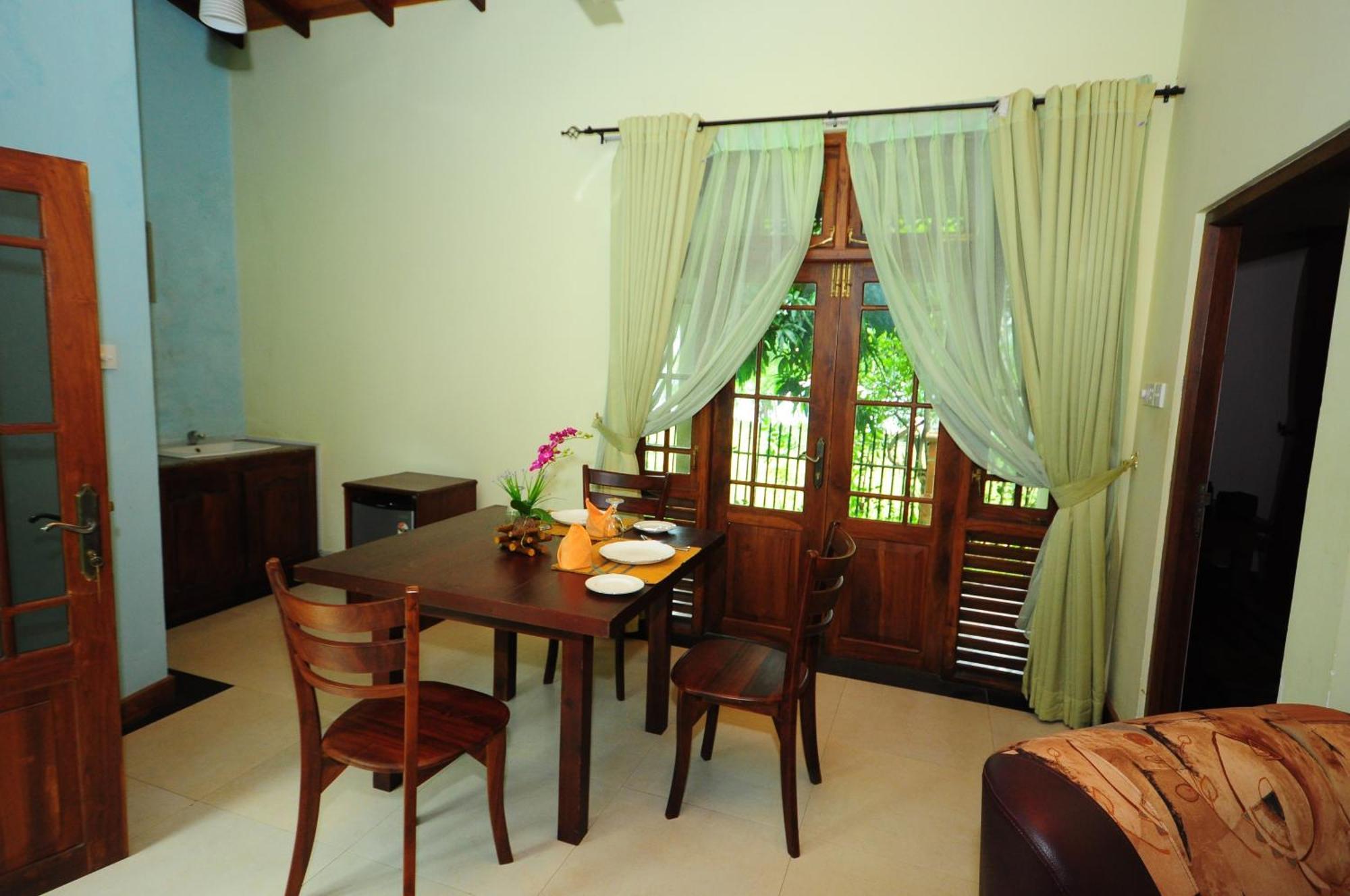Hotel Sobana Lake Front Udawalawe Exterior photo