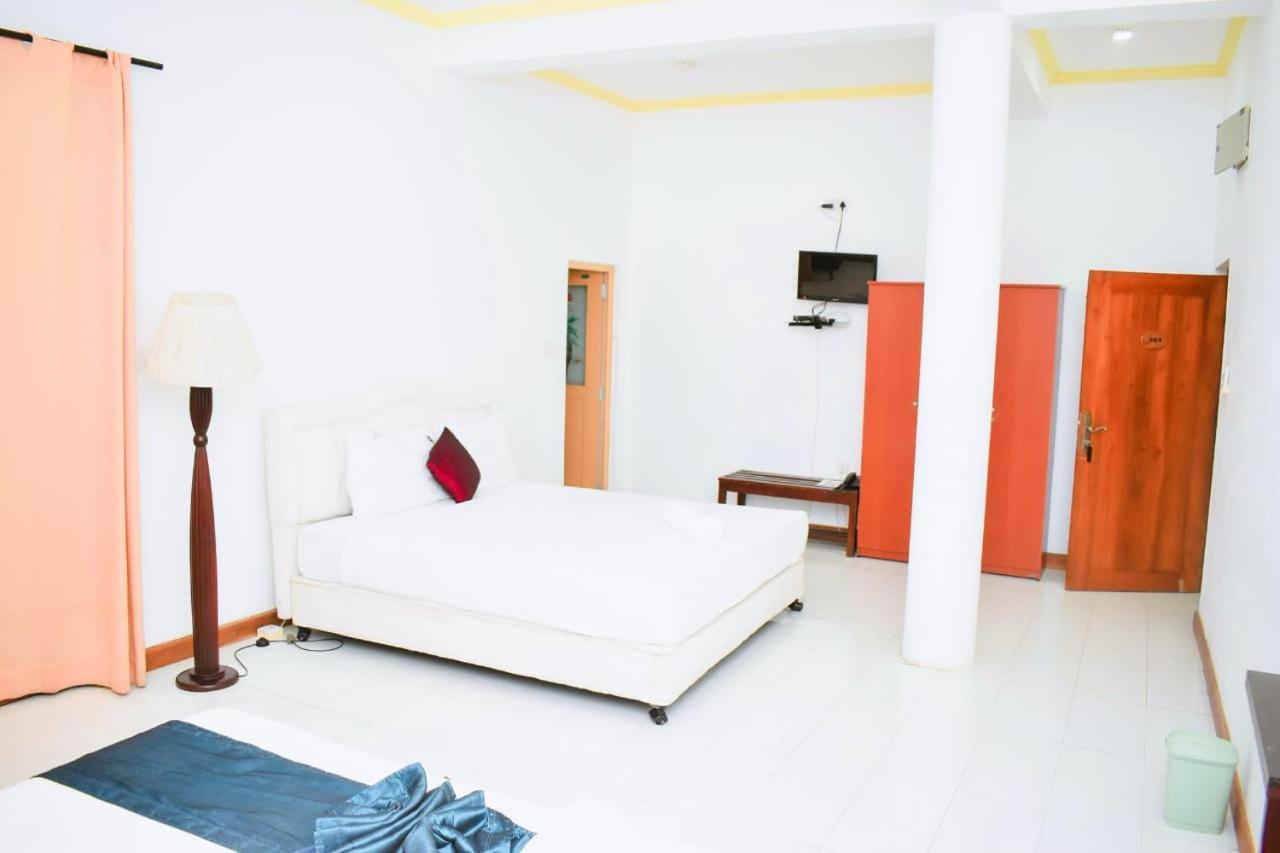 Hotel Sobana Lake Front Udawalawe Exterior photo