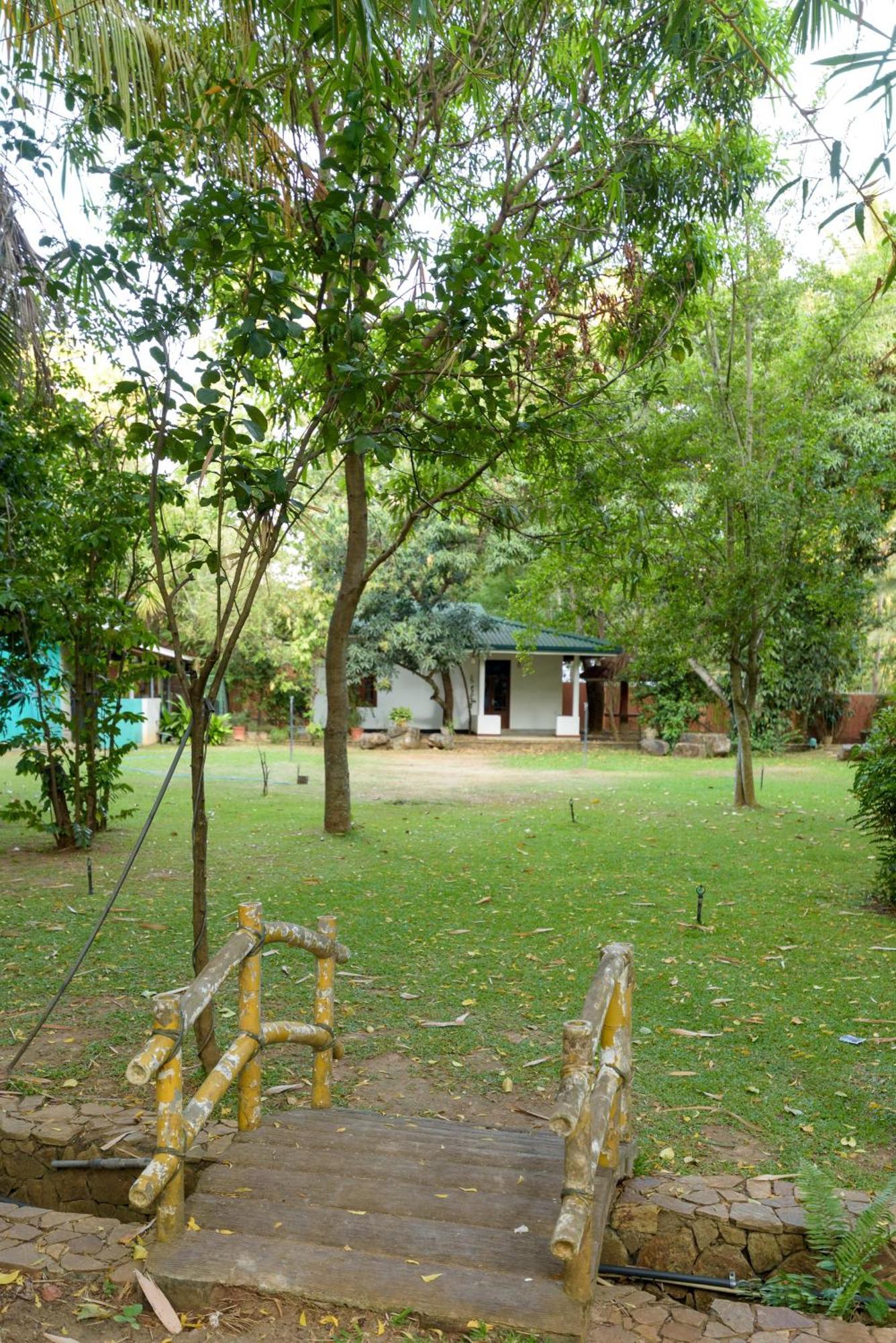 Hotel Sobana Lake Front Udawalawe Exterior photo