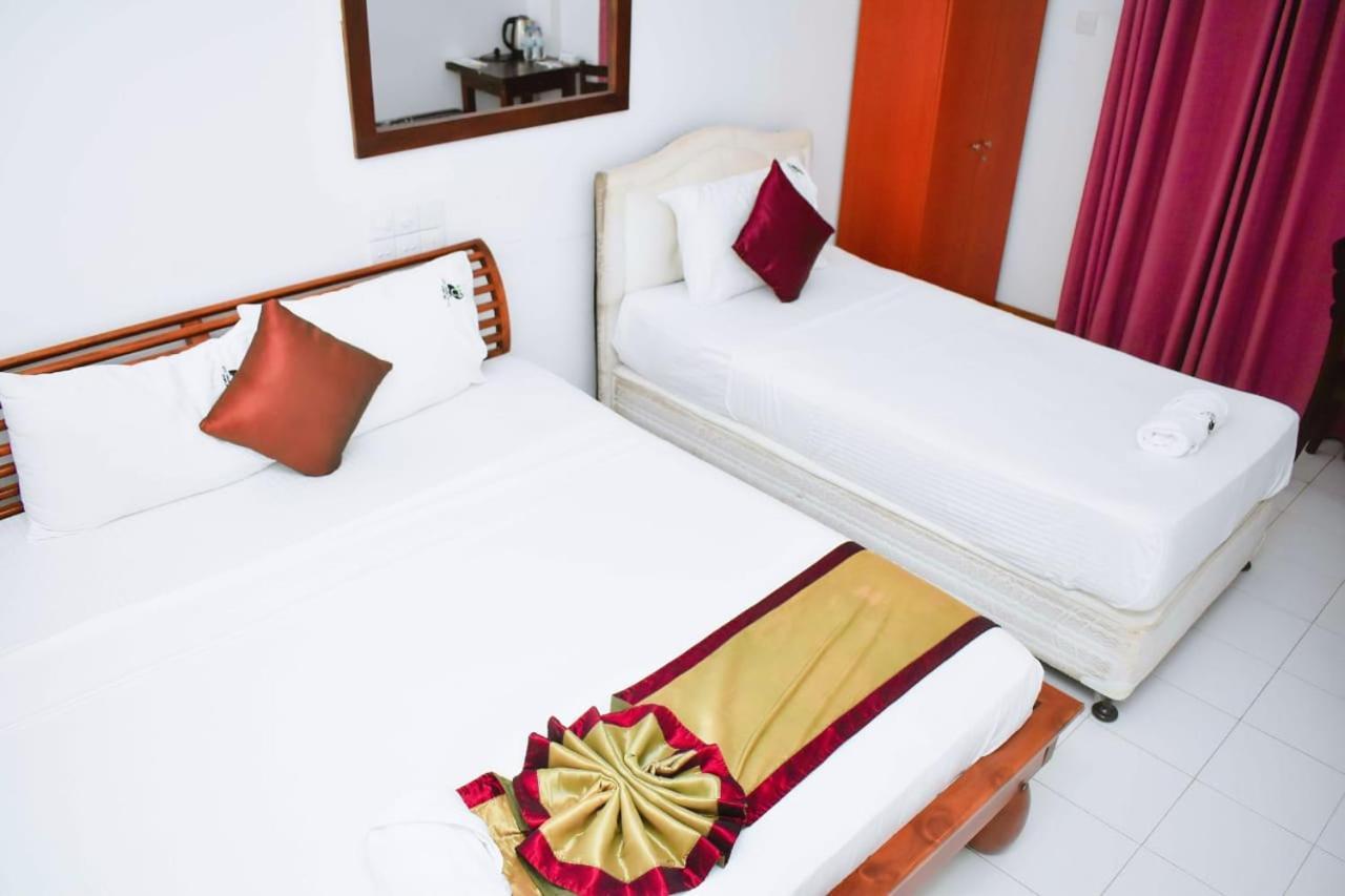 Hotel Sobana Lake Front Udawalawe Exterior photo